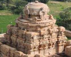 The shrine over the sanctum (garbhagriha) houses sculptures of Dakshinamurthy, Saptamatrikas, Shiva and Uma.